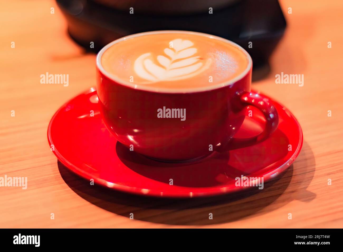 Tazza di caffè latte sul tavolo con messa a fuoco selettiva. caffetteria. cafe. chicchi di caffè Foto Stock