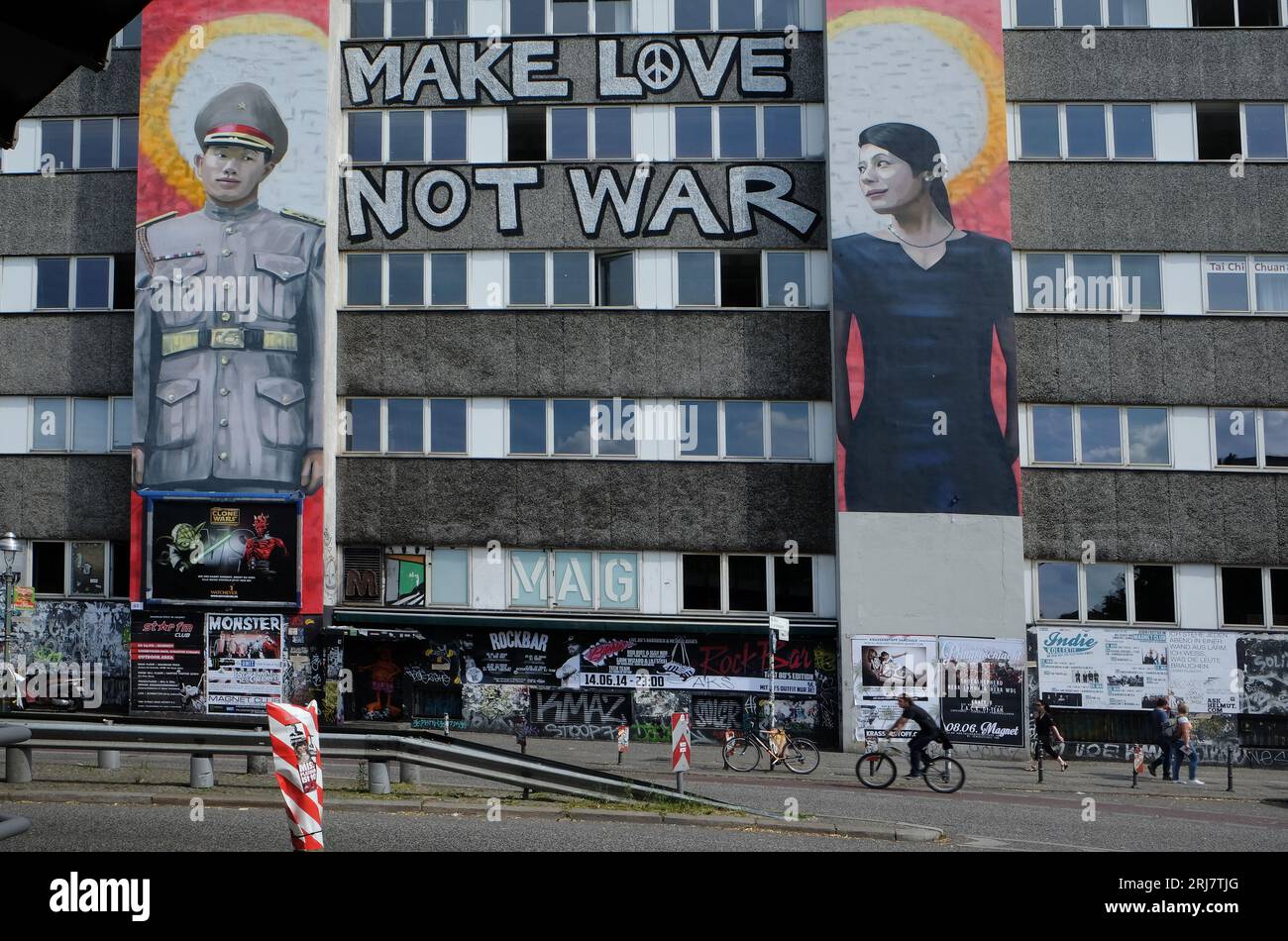 I graffiti dicono fare l'amore non la guerra su un edificio di Kreuzberg, a Berlino. Germania Foto Stock