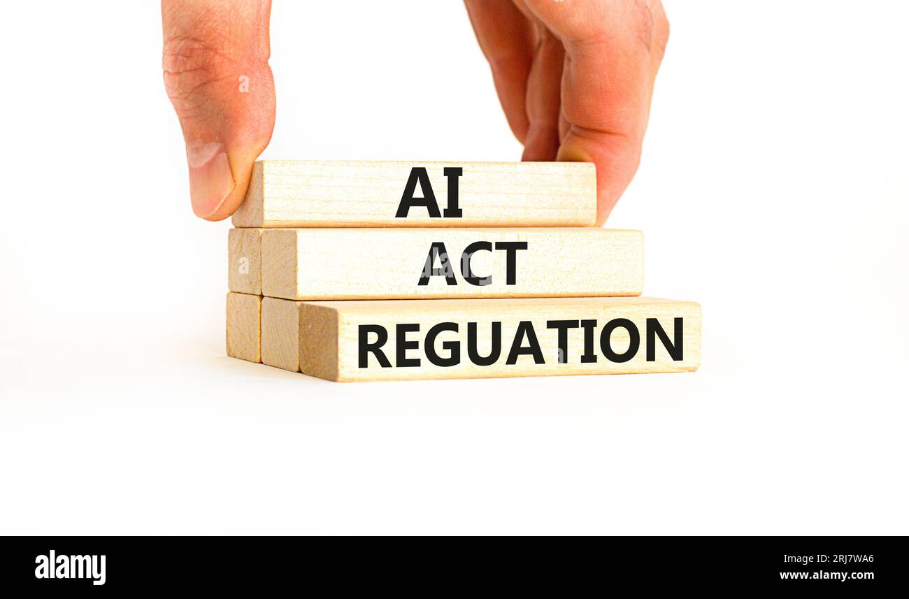Simbolo di regolazione AI ACT. Le parole concettuali ai intelligenza artificiale agiscono regolazione su blocchi di legno. Splendido sfondo bianco. Mano d'affari. Busin Foto Stock