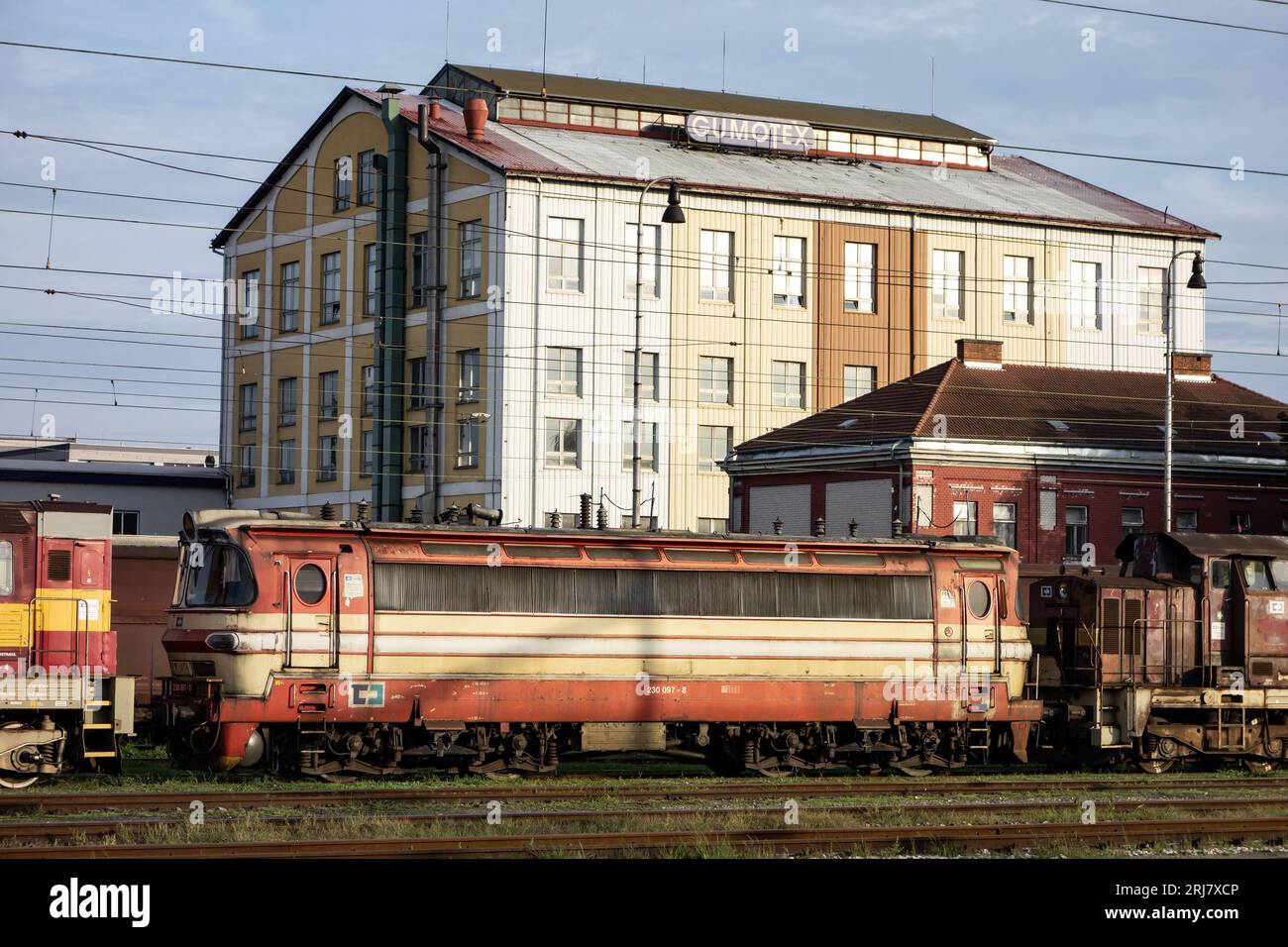 BRECLAV, REPUBBLICA CECA - 7 SETTEMBRE 2014: CD Cargo train 230 097-8 di fronte allo stabilimento Gumotex di Breclav Foto Stock