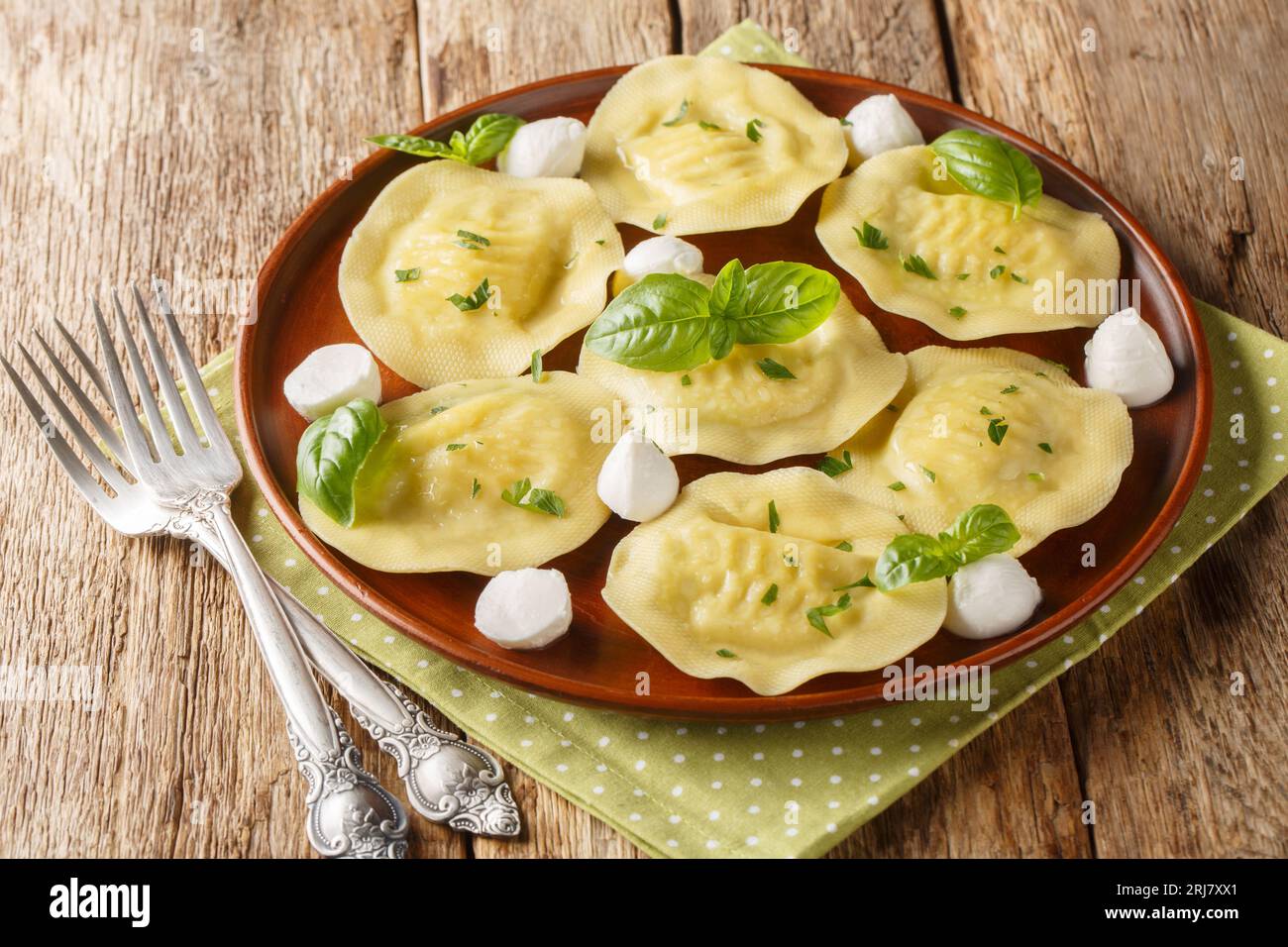 Autentica pasta di gnocchi italiana, cappellacci friarielli con mozzarella ed erbe da vicino in un piatto sul tavolo. Orizzontale Foto Stock