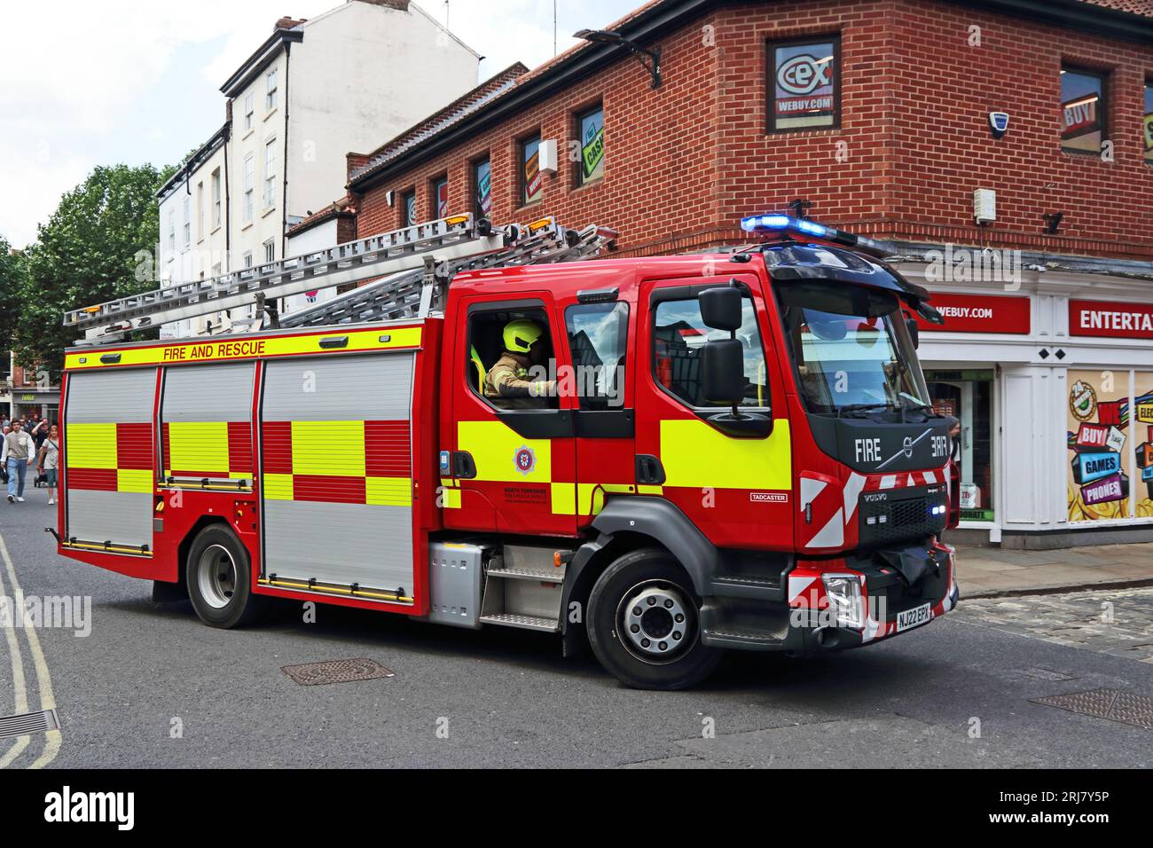 Stazione Tadcaster Fire Engine che partecipa alla chiamata d'emergenza a York Foto Stock