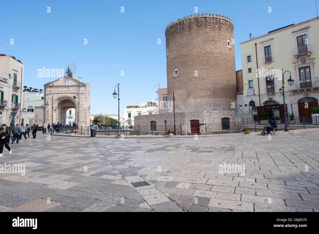 La torre angioina con il fossato e la facciata posteriore di porta Baresana Foto Stock