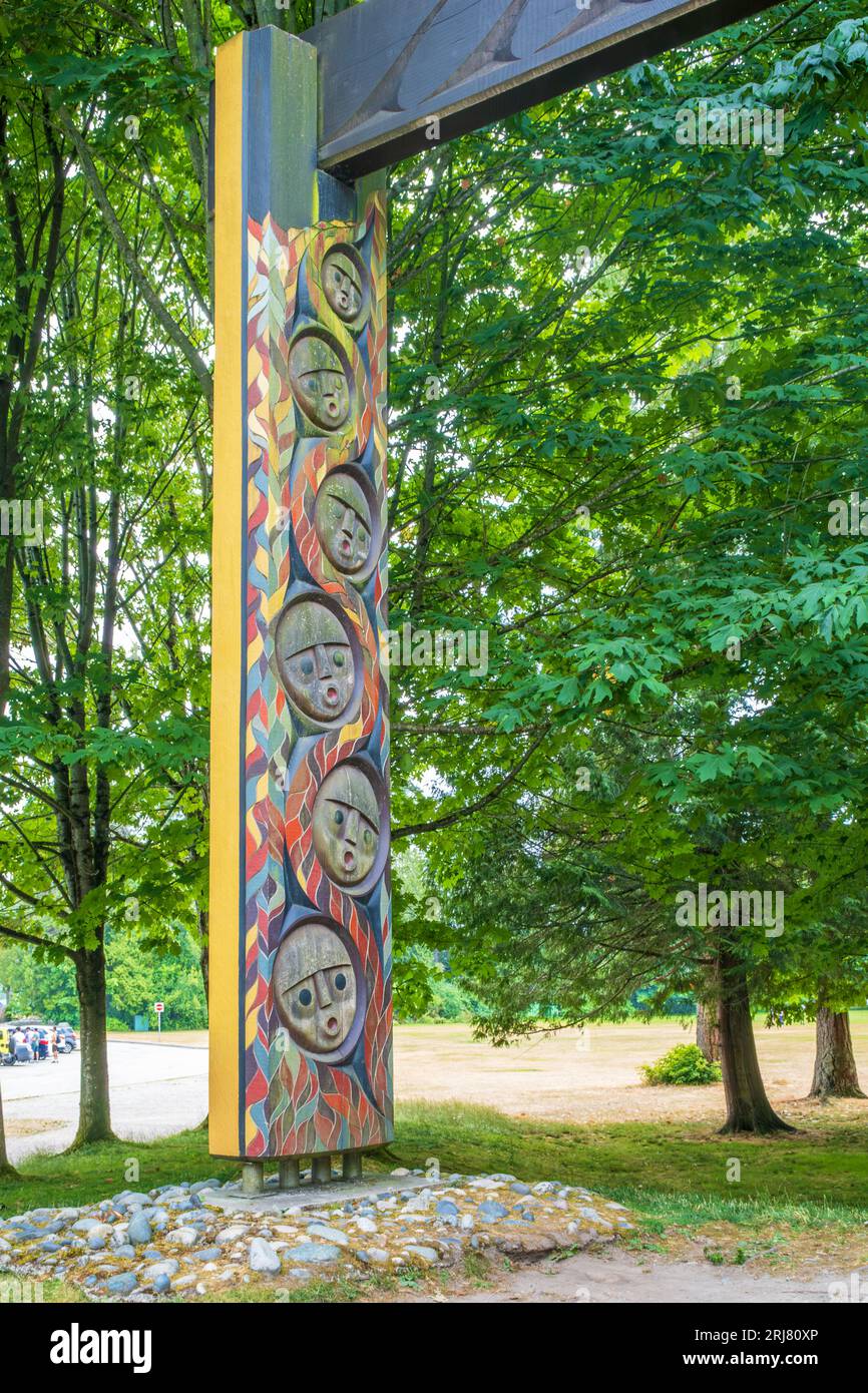 Tre portali di cedro rosso sono in mostra allo Stanley Park di Vancouver vicino alla collezione di pali d'arte e totem First Nations a Brockton Point. Loro per Foto Stock