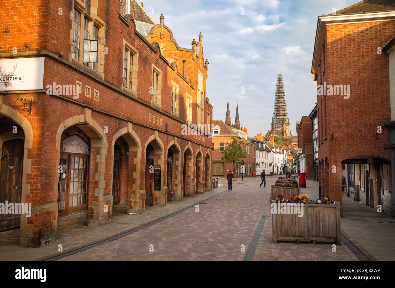 Una vista all'alba della Cattedrale di Lichfield, con la sua guglia principale in fase di restauro, da Conduit Street, nel centro di questa antica e storica città di S Foto Stock