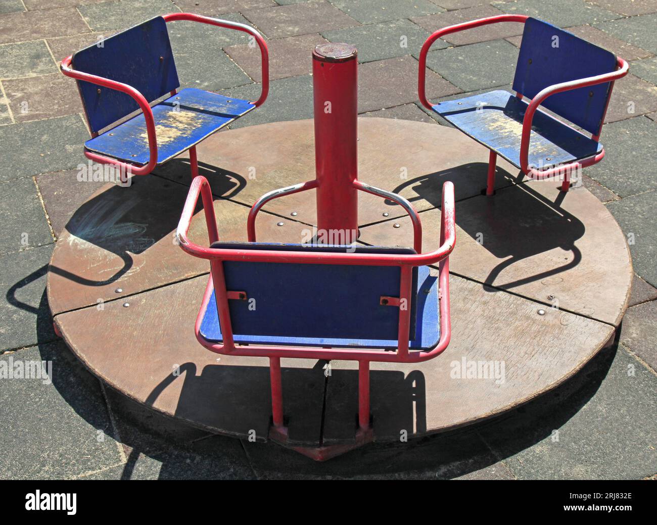 Parco giochi per bambini nel parco. Nuova e moderna giostra circolare. Ristrutturazione di infrastrutture per bambini in città Foto Stock