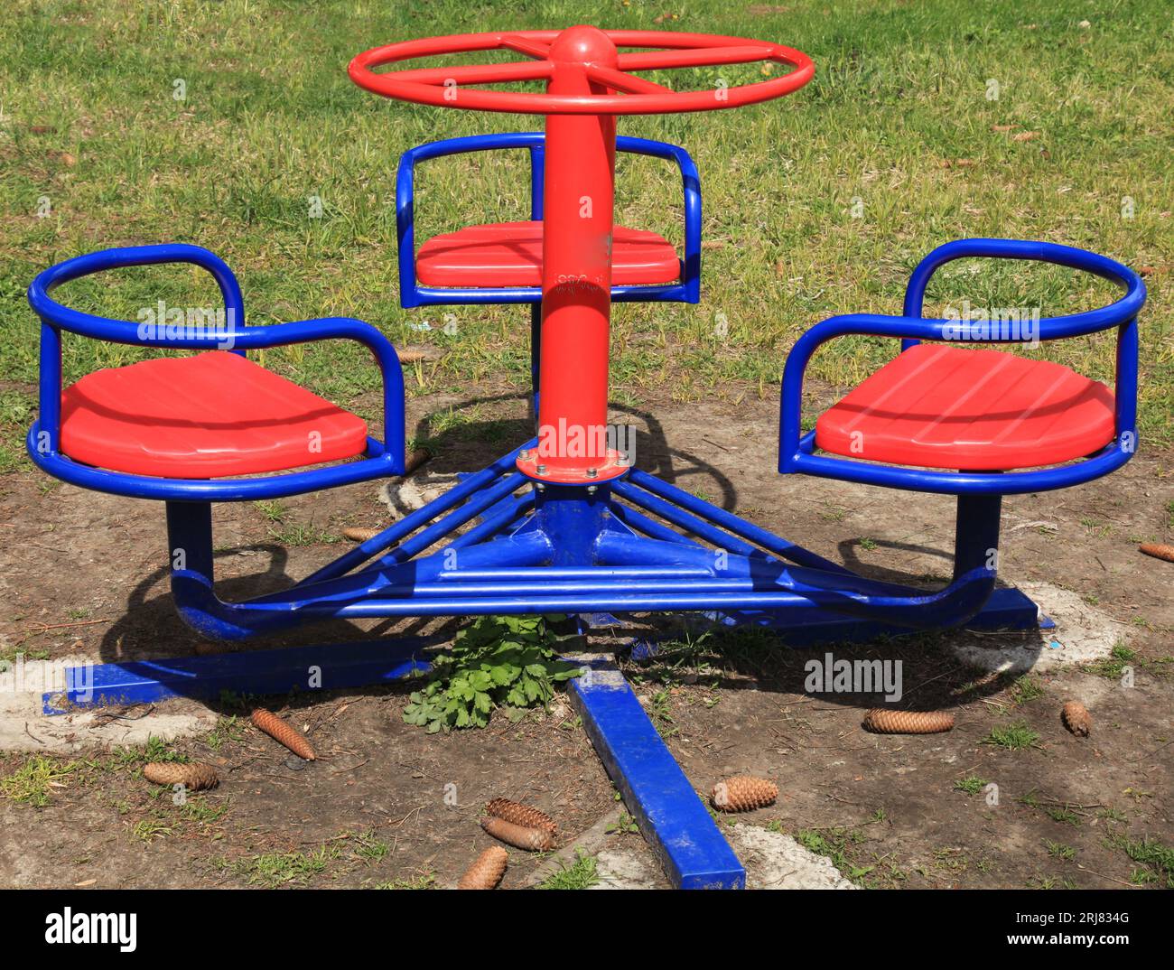 Parco giochi per bambini nel parco. Nuova e moderna giostra circolare. Ristrutturazione di infrastrutture per bambini in città Foto Stock