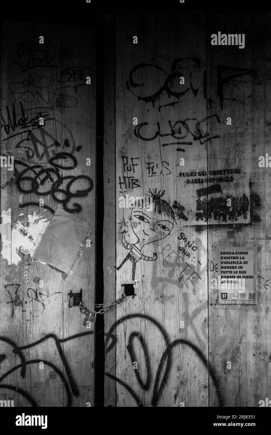 graffiti, murales in bianco e nero sulla città di bergamo Foto Stock