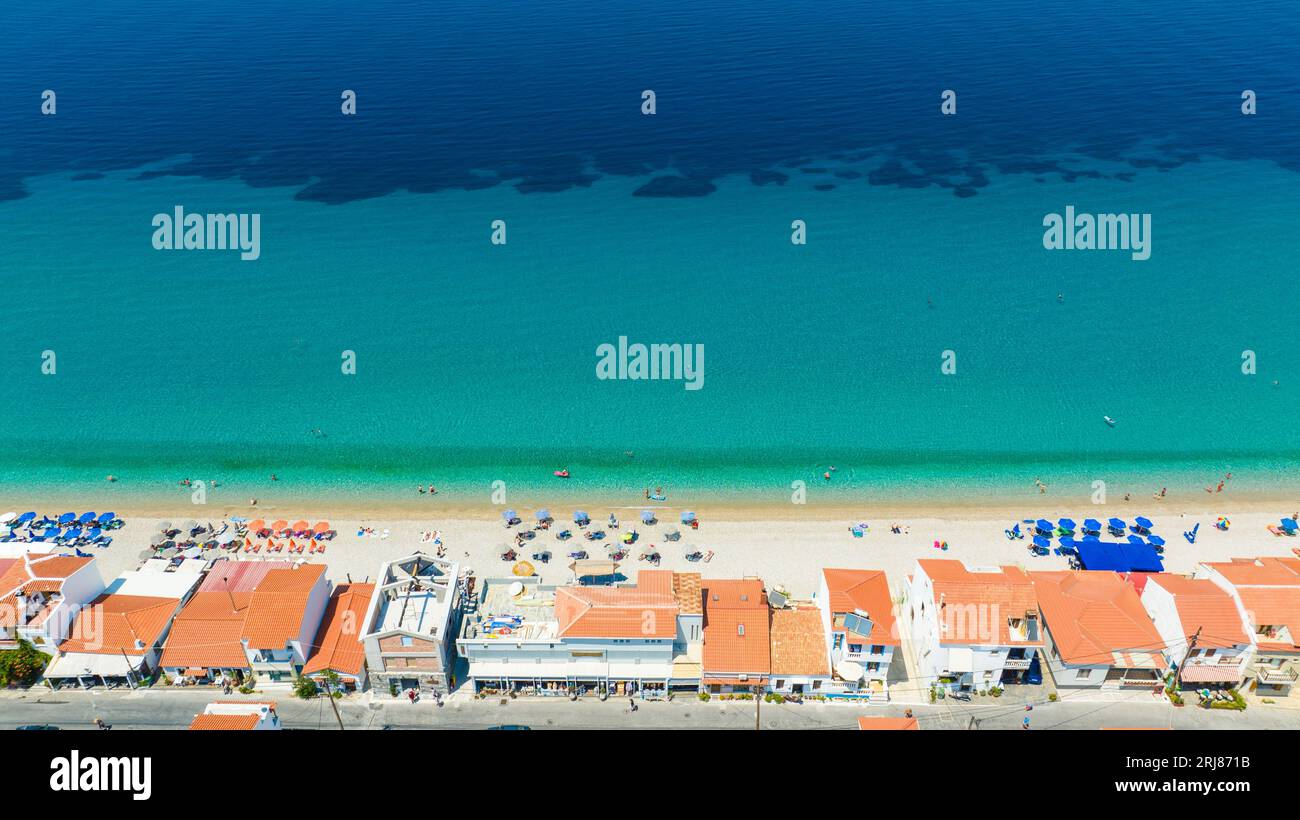 Foto aerea di case e spiaggia vicino al mare calmo Foto Stock