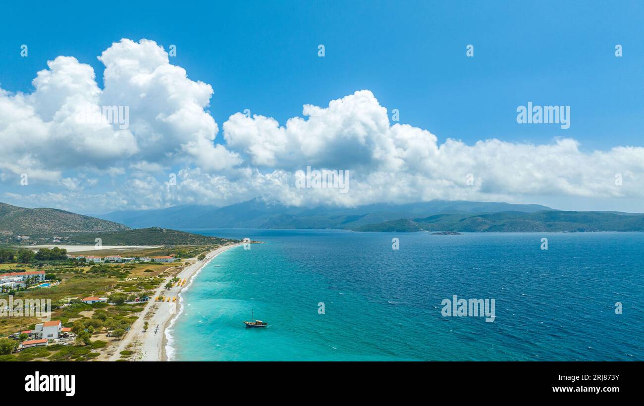 Foto aerea della spiaggia di Micale sull'isola di Samos, Grecia Foto Stock