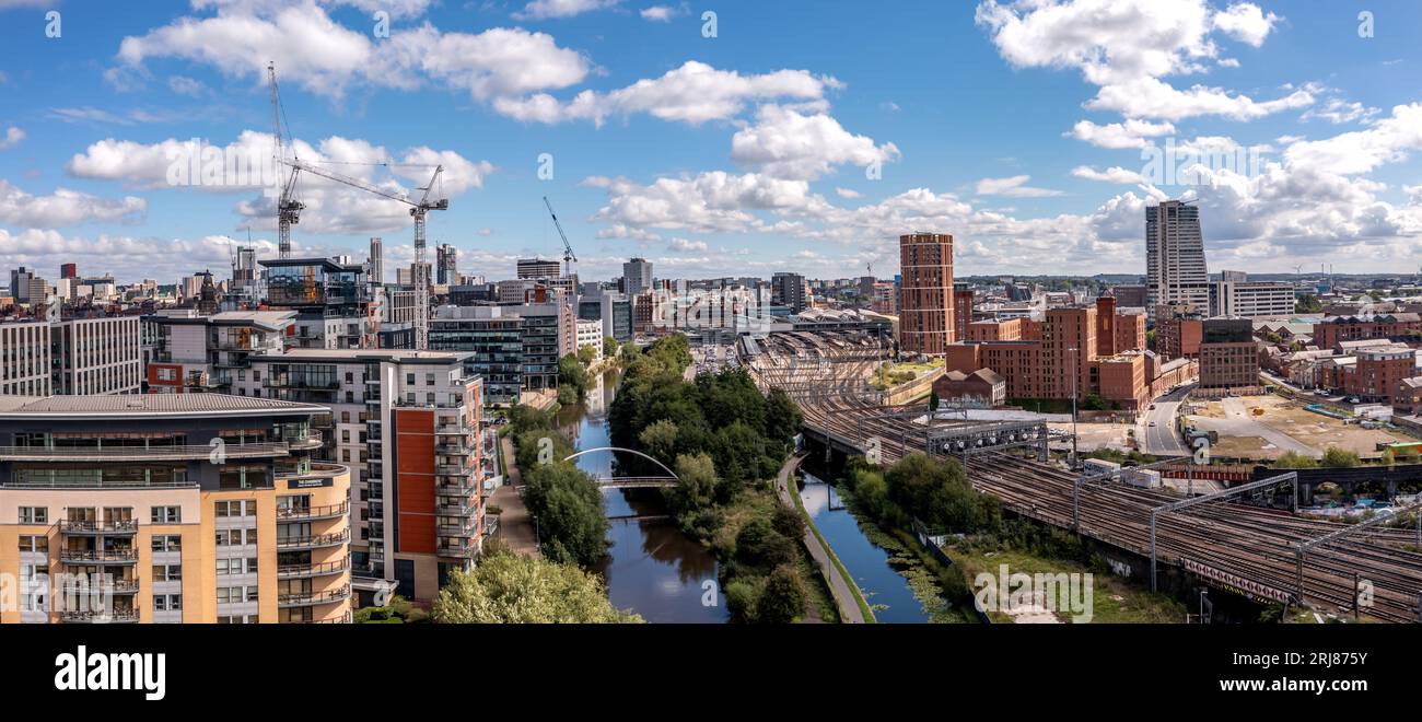 LEEDS, REGNO UNITO - 15 AGOSTO 2023. Una vista panoramica aerea dello skyline cittadino di Leeds con la stazione ferroviaria e l'area di Granary Wharf della città dello Yorkshire Foto Stock