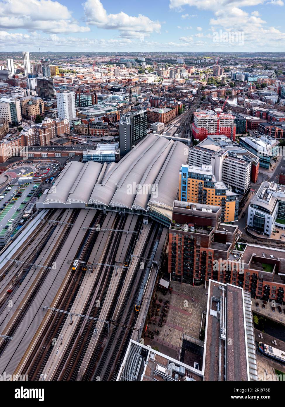 LEEDS, REGNO UNITO - 15 AGOSTO 2023. Una vista panoramica aerea vertorama dello skyline cittadino di Leeds con l'ingresso sud alla stazione ferroviaria della città e Foto Stock