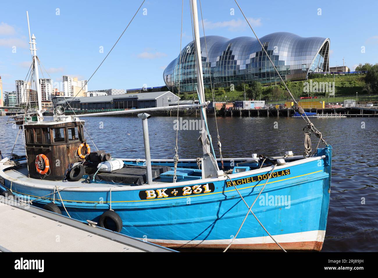 Imbarcazione da pesca "Rachel Douglas" ormeggiata sul fiume Tyne di fronte al Sage (Gateshead), Newcastle upon Tyne, Tyne and Wear, Inghilterra, Regno Unito. Foto Stock