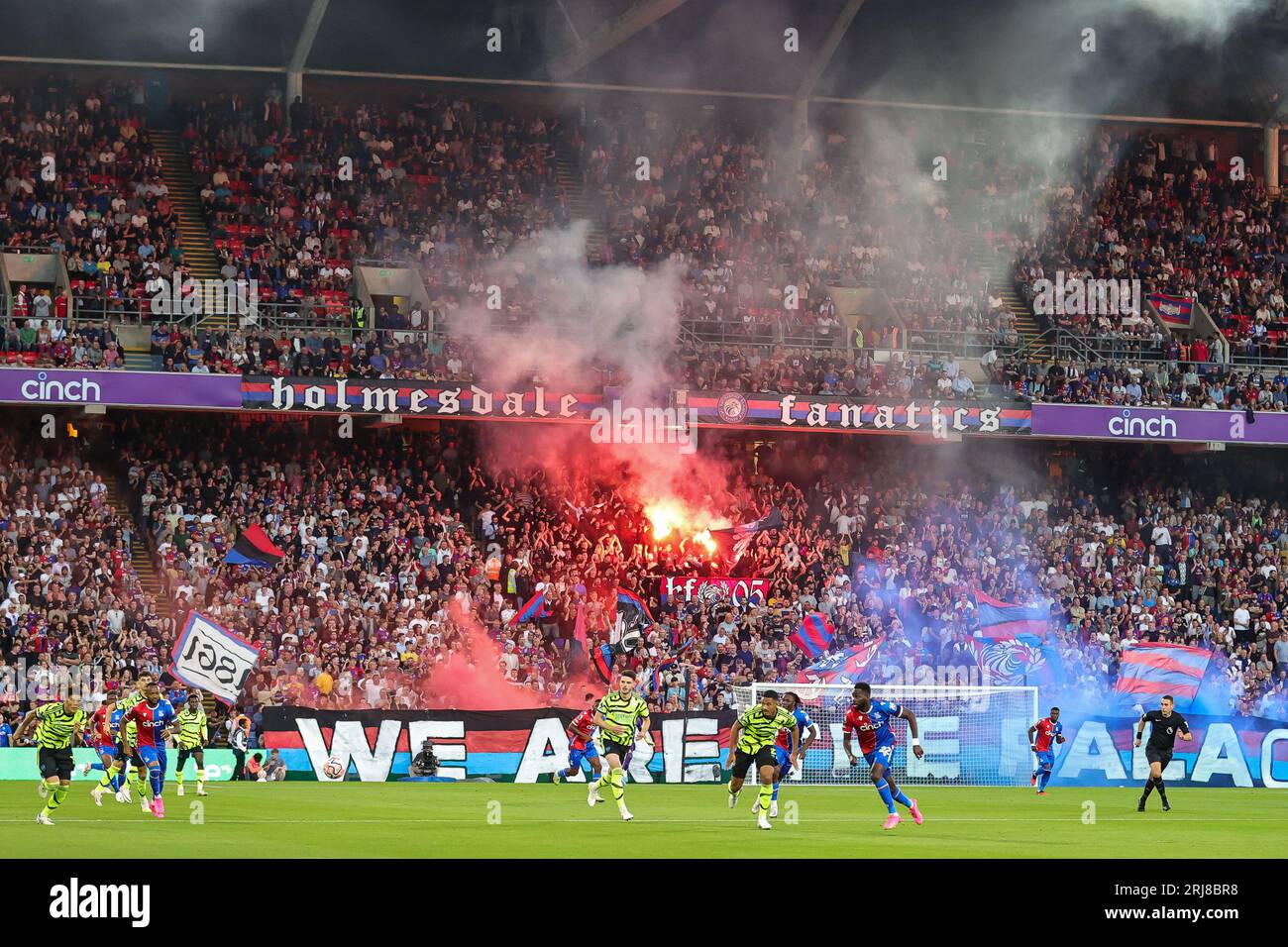 I tifosi si si sono divertiti durante la partita di Premier League tra Crystal Palace e Arsenal al Selhurst Park, Londra, Regno Unito, 21 agosto 2023 (foto di Mark Cosgrove/News Images) Foto Stock