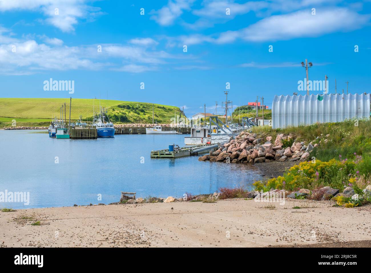 Bay St Lawrence è un piccolo villaggio di pescatori sulla punta settentrionale dell'isola di Cape Breton. Il villaggio ha un porto molto pittoresco con barche colorate Foto Stock