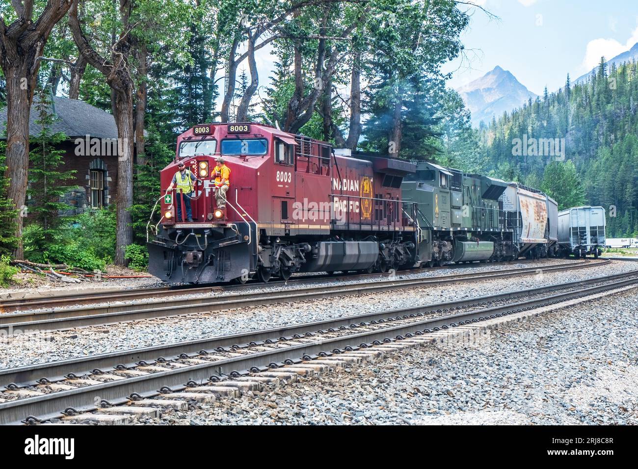 L'equipaggio è pronto a rimettere il treno merci sulla linea principale all'interno del Parco Nazionale di Yoho. Foto Stock