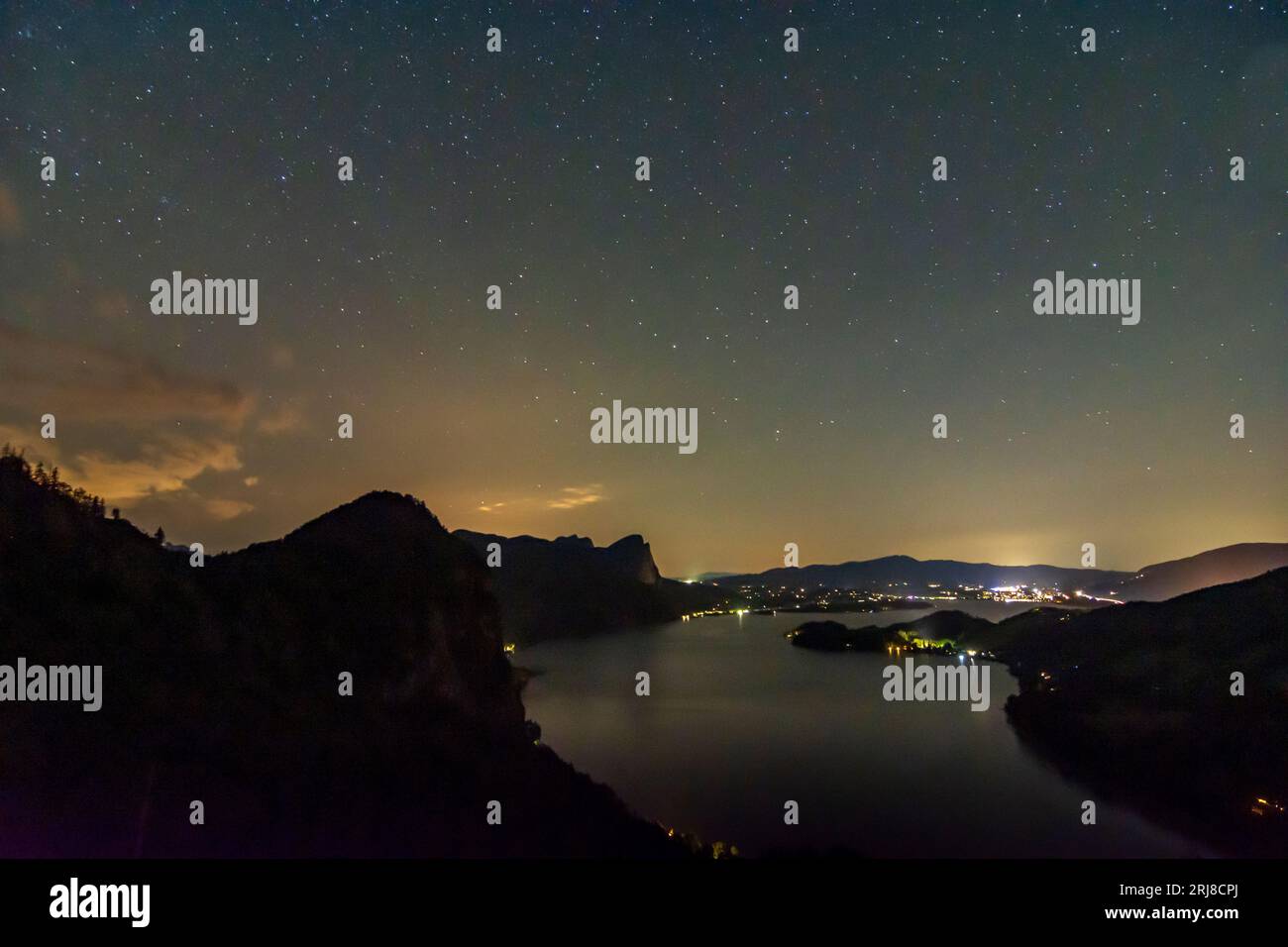 Mondsee: lago Mondsee, parete rocciosa Drachenwand (centro), vista sulla città di Mondsee, stelle di Salzkammergut, Oberösterreich, alta Austria, Austria Foto Stock