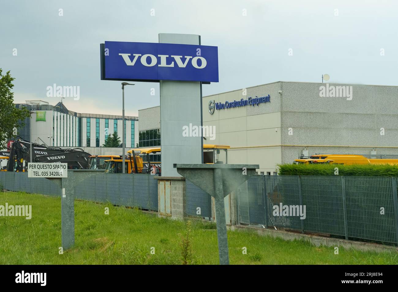 Brescia, Italia - 13 giugno 2023: Veduta del centro vendite di attrezzature per l'edilizia Volvo. Foto Stock