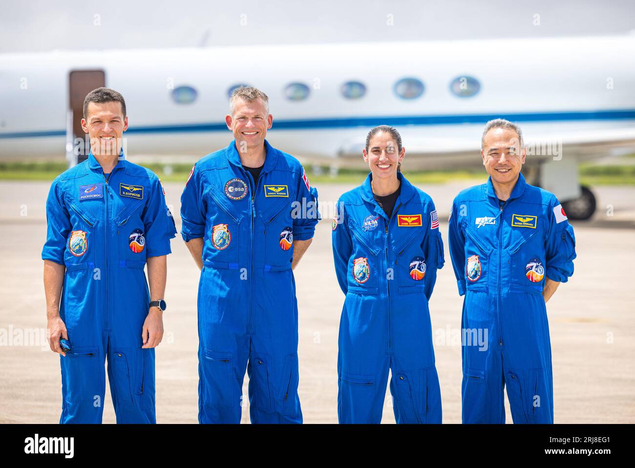 USA. 20 agosto 2023. Membri della missione SpaceX Crew-7 della NASA (cosmonauta Roscosmos Konstantin Borisov, sinistra, astronauta dell'Agenzia spaziale europea Andreas Mogensen, secondo da sinistra, astronauta della NASA Jasmin Moghbeli, secondo da destra, e l'astronauta della Japan Aerospace Exploration Agency Satoshi Furukawa, giusto) parla con i media e posa per una foto al Launch and Landing Facility presso il Kennedy Space Center della NASA in Florida il 20 agosto 2023. il lancio è previsto per agosto 25. (Foto di Alex G. Perez/Sipa USA) credito: SIPA USA/Alamy Live News Foto Stock