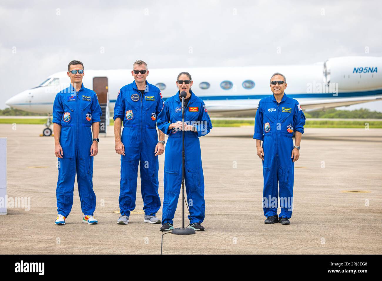 USA. 20 agosto 2023. Membri della missione SpaceX Crew-7 della NASA (cosmonauta Roscosmos Konstantin Borisov, sinistra, astronauta dell'Agenzia spaziale europea Andreas Mogensen, secondo da sinistra, astronauta della NASA Jasmin Moghbeli, secondo da destra, e l'astronauta della Japan Aerospace Exploration Agency Satoshi Furukawa, giusto) parla con i media e posa per una foto al Launch and Landing Facility presso il Kennedy Space Center della NASA in Florida il 20 agosto 2023. il lancio è previsto per agosto 25. (Foto di Alex G. Perez/Sipa USA) credito: SIPA USA/Alamy Live News Foto Stock