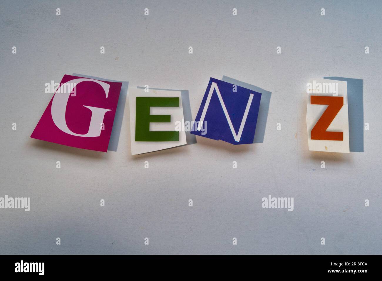 'Gen Z' usando lettere di carta ritagliate nella tipografia effetto nota riscatto, Stati Uniti 2023 Foto Stock