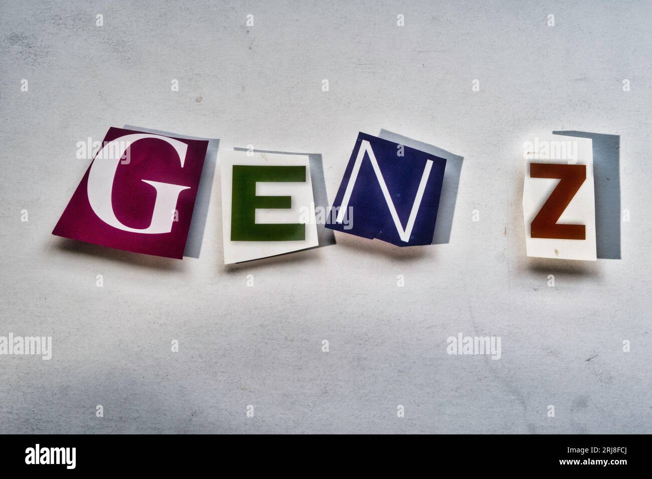 'Gen Z' usando lettere di carta ritagliate nella tipografia effetto nota riscatto, Stati Uniti 2023 Foto Stock