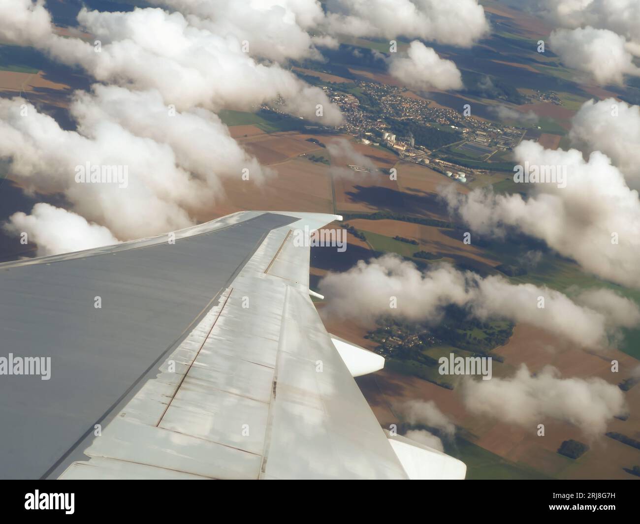 Ala dell'aereo vista dalla finestra dell'aereo sopra la Francia Foto Stock
