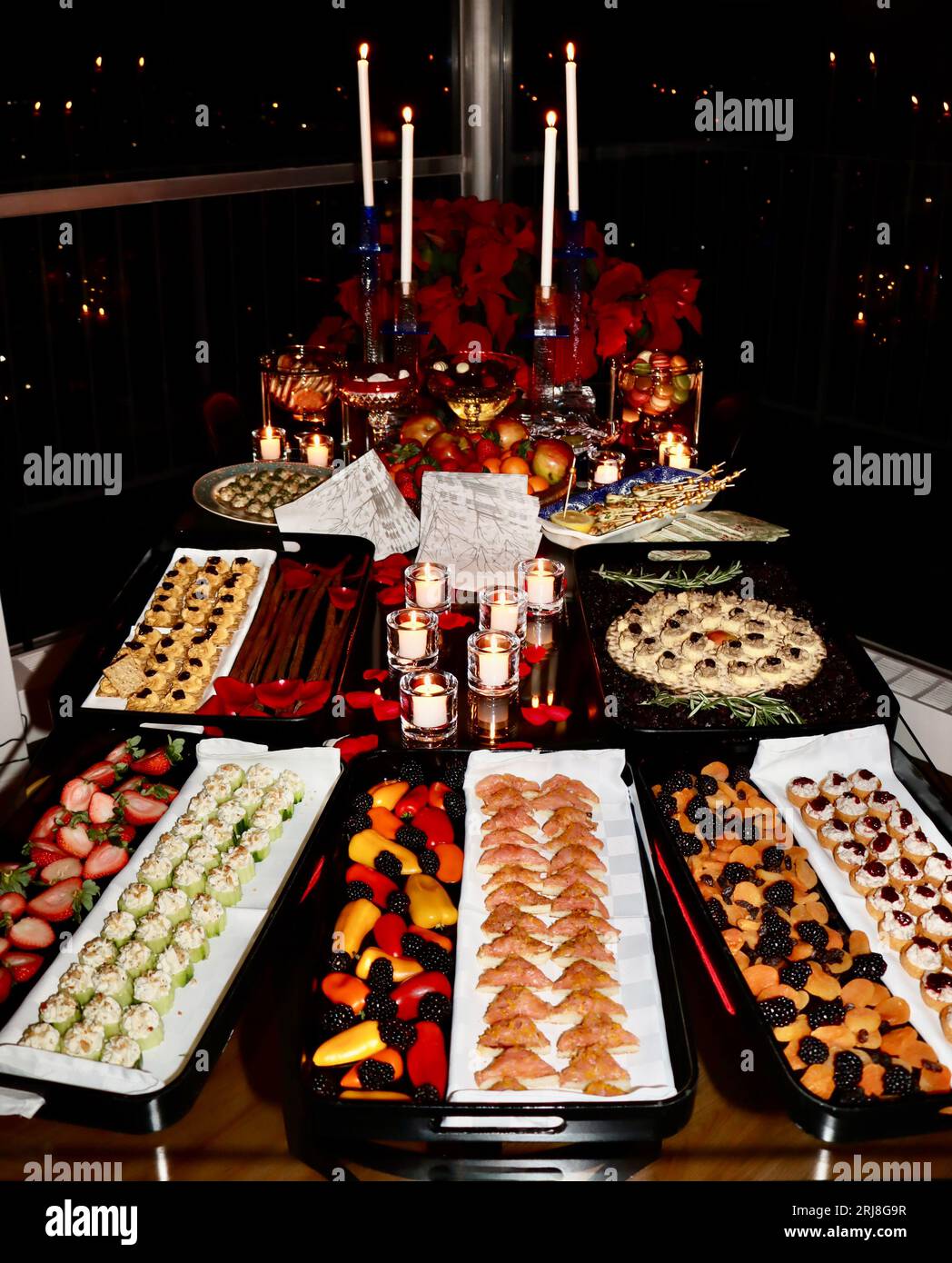 Buffet di antipasti per la festa di Natale decorato con frutta e candele dicembre 2022. Foto Stock