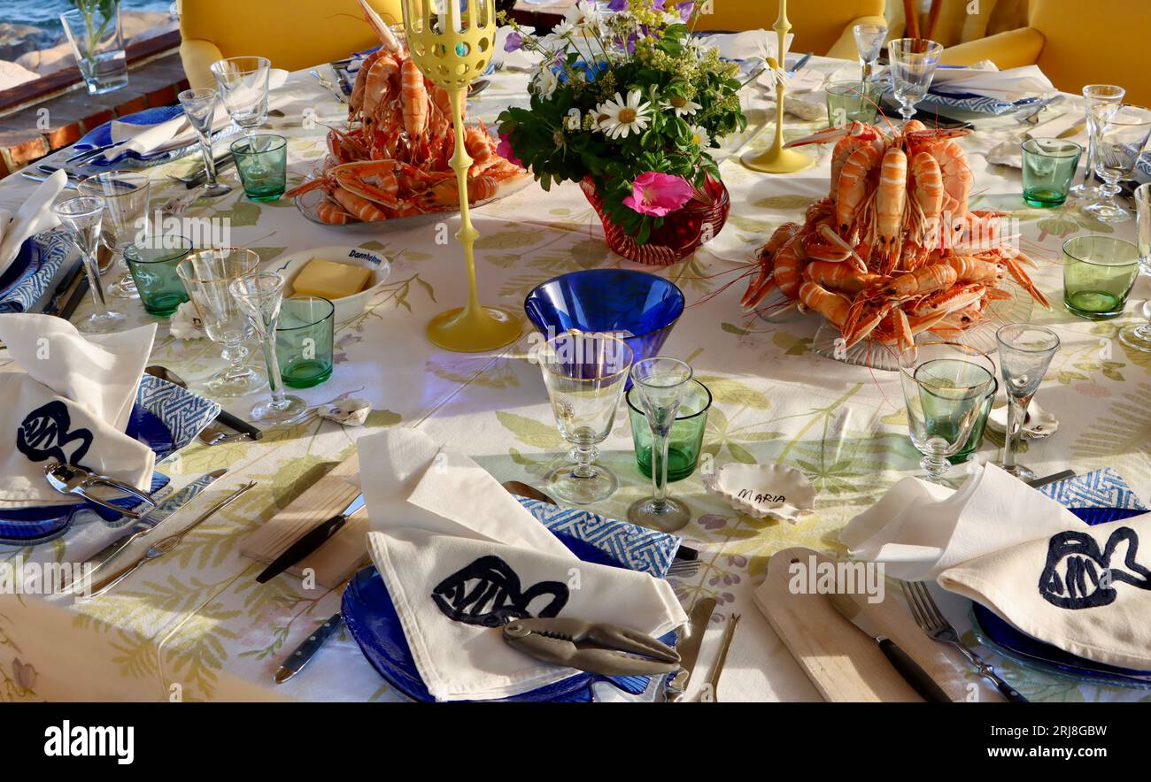 Langoustine cotte, Nephrops norvegicus, chiamate anche aragoste norvegesi (havskräfta in svedese) pronte per mangiare il pezzo forte sul tavolo della cena in Svezia. Foto Stock