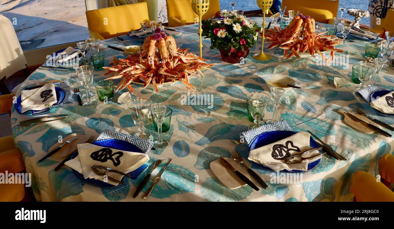 Langoustine cotte, Nephrops norvegicus, chiamate anche aragoste norvegesi (havskräfta in svedese) pronte per mangiare il pezzo forte sul tavolo della cena in Svezia. Foto Stock