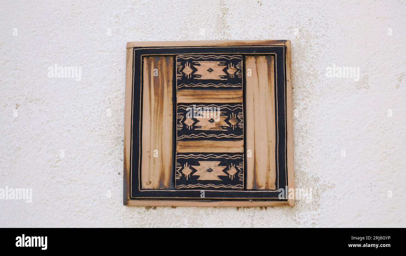 Antica decorazione in legno nella porta Foto Stock