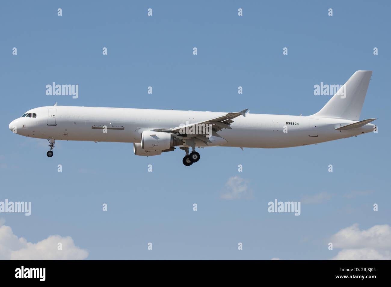 Un Airbus A321 cargo atterra all'aeroporto Sky Harbor di Phoenix. Questo aereo è stato convertito da un aereo di linea passeggeri. Foto Stock