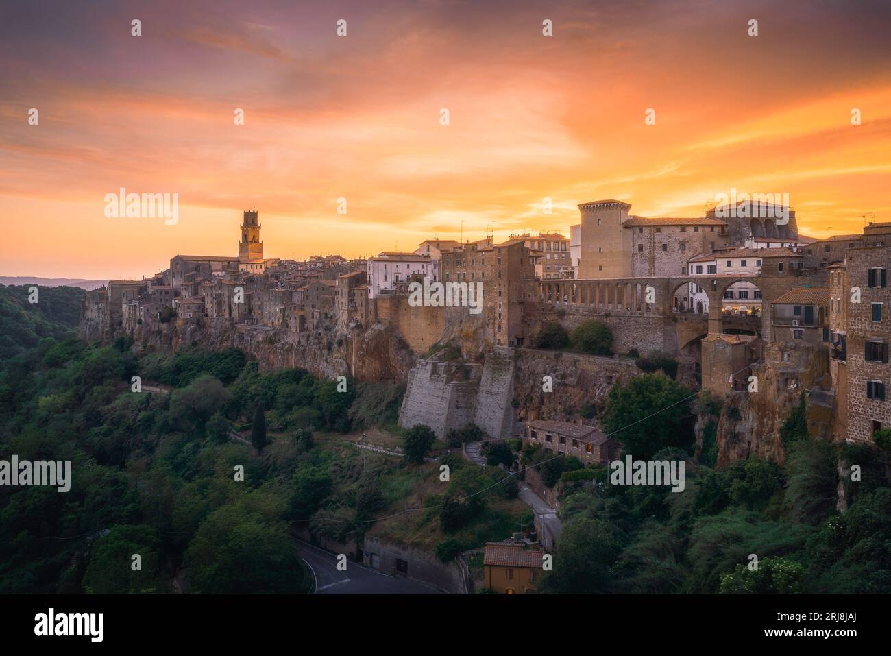 Città medievale italiana al tramonto, Pitigliano in provincia di Grosseto, nel sud della Toscana, Italia Foto Stock