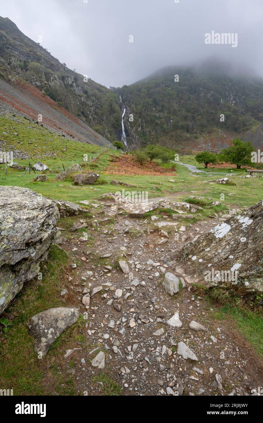 Sentiero per le cascate di Aber, una caratteristica spettacolare ai margini delle montagne di Carneddau nel Galles del Nord. Foto Stock