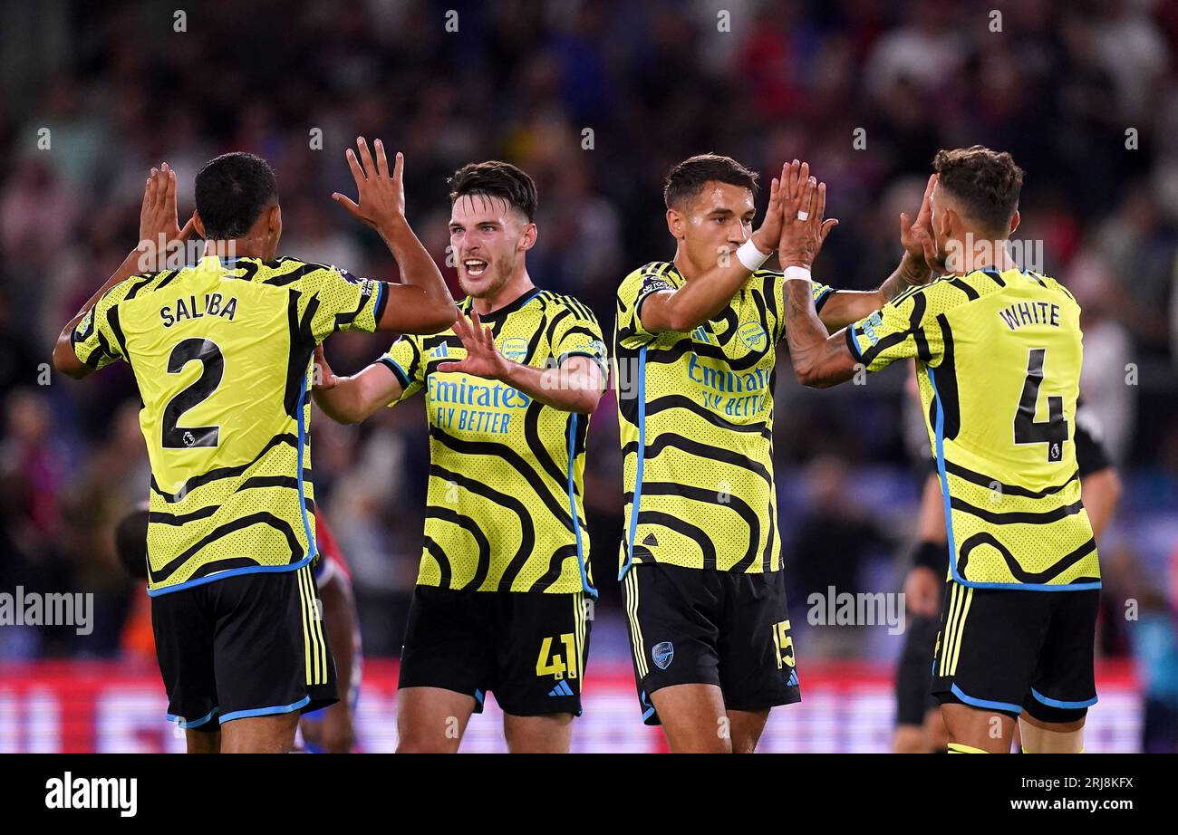 William Saliba dell'Arsenal, Declan Rice, Jakub Kiwior e Ben White (sinistra-destra) celebrano dopo il fischio finale della partita di Premier League a Selhurst Park, Londra. Data immagine: Lunedì 21 agosto 2023. Foto Stock