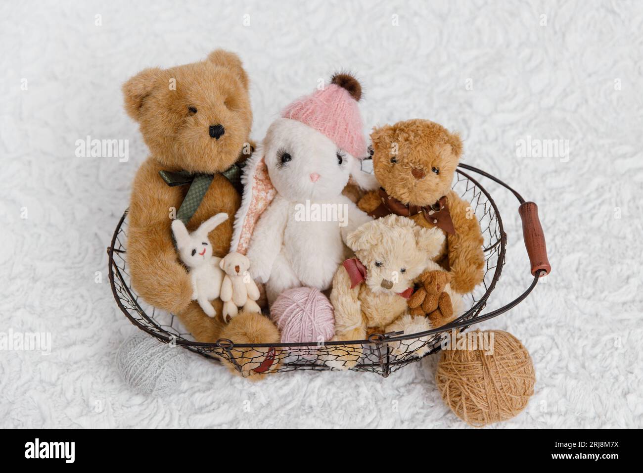Peluche in un cestino Foto Stock