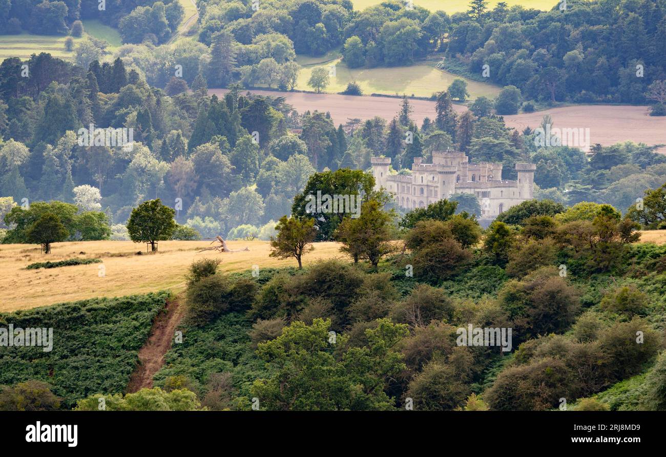 Punto di riferimento storico, immerso in una valle immersa in una splendida vegetazione lussureggiante, prati e pascoli d'estate, in uno scenario rurale tipico dell'ovest di Ing Foto Stock