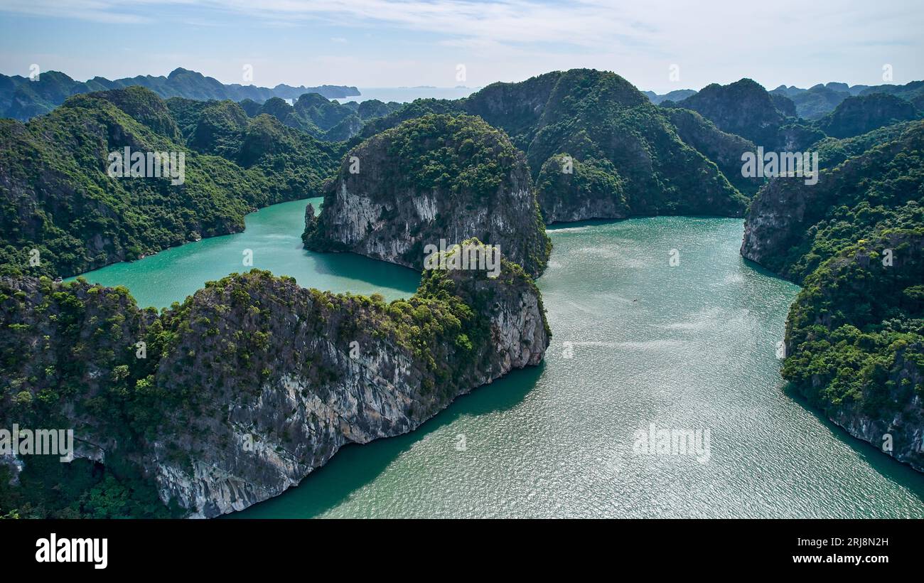 Vista aerea della baia lunga ha per le isole calcaree e le rocce nel mare. Foto Stock