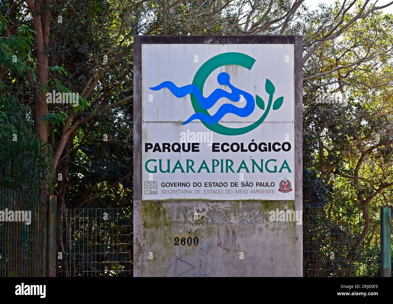 SAN PAOLO, SAN PAOLO, BRASILE - 10 giugno 2023: Totem in cemento con un'iscrizione in portoghese che dice: Parco ecologico Guarapiranga Foto Stock