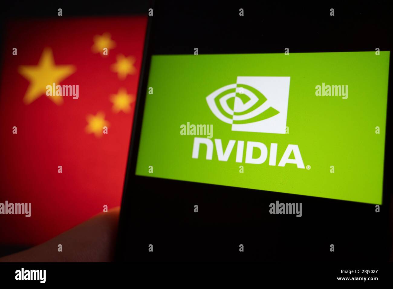 Santa Clara, California, USA. 21 agosto 2023. Il logo NVIDIA accanto alla bandiera della Repubblica Popolare Cinese. La Cina si affida ai chip informatici della tecnologia ai di NVIDIA per il proprio settore nazionale di intelligenza artificiale e si dice che il governo degli Stati Uniti stia vivendo un divieto di esportazione di tale tecnologia a soggetti collegati al PCC. NVIDIA è un'azienda tecnologica leader, rinomata per le sue unità di elaborazione grafica (GPU) e per i progressi nell'intelligenza artificiale, nei videogame e nell'elaborazione ad alte prestazioni. Ha rivoluzionato i settori attraverso soluzioni hardware e software innovative. E' vero Foto Stock