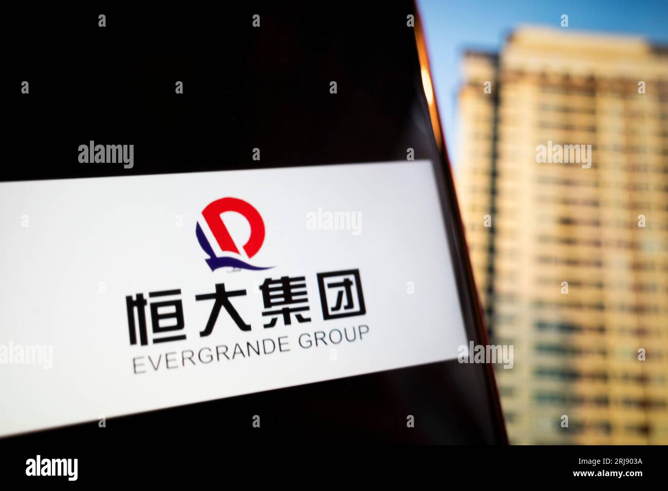 New York, New York, USA. 21 agosto 2023. Il logo del gruppo cinese Evergrande, un'importante società di sviluppo immobiliare e di investimento nella Repubblica popolare cinese. Evergrande ha recentemente dichiarato bancarotta a New York ed è coinvolta in una bolla di asset sovraindebitati che minaccia la crescita economica della Cina. (Immagine di credito: © Taidgh Barron/ZUMA Press Wire) SOLO USO EDITORIALE! Non per USO commerciale! Foto Stock