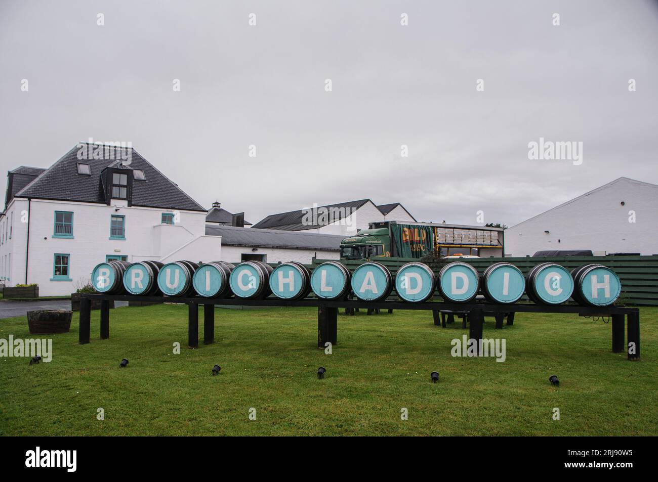 La famosa distilleria di whisky Bruichladdich sull'isola di Islay in Scozia Foto Stock