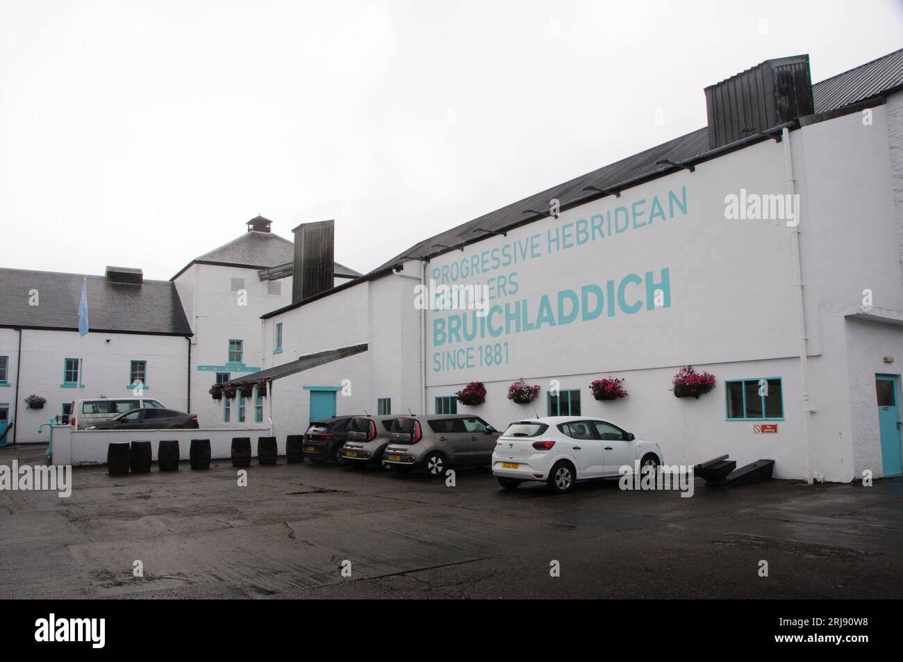 La famosa distilleria di whisky Bruichladdich sull'isola di Islay in Scozia Foto Stock
