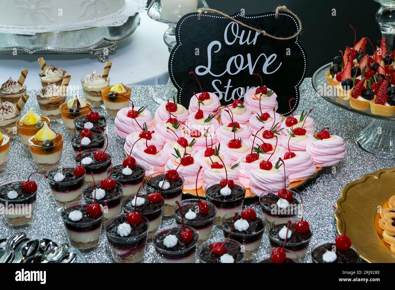Eventi sociali; tavolo da dessert individuale per gli ospiti Foto Stock