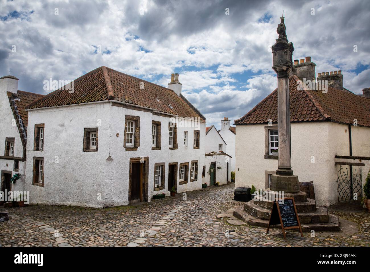 The Mercat Cross, Looking Down Mid Causeway a Culross, Scozia, Regno Unito Foto Stock