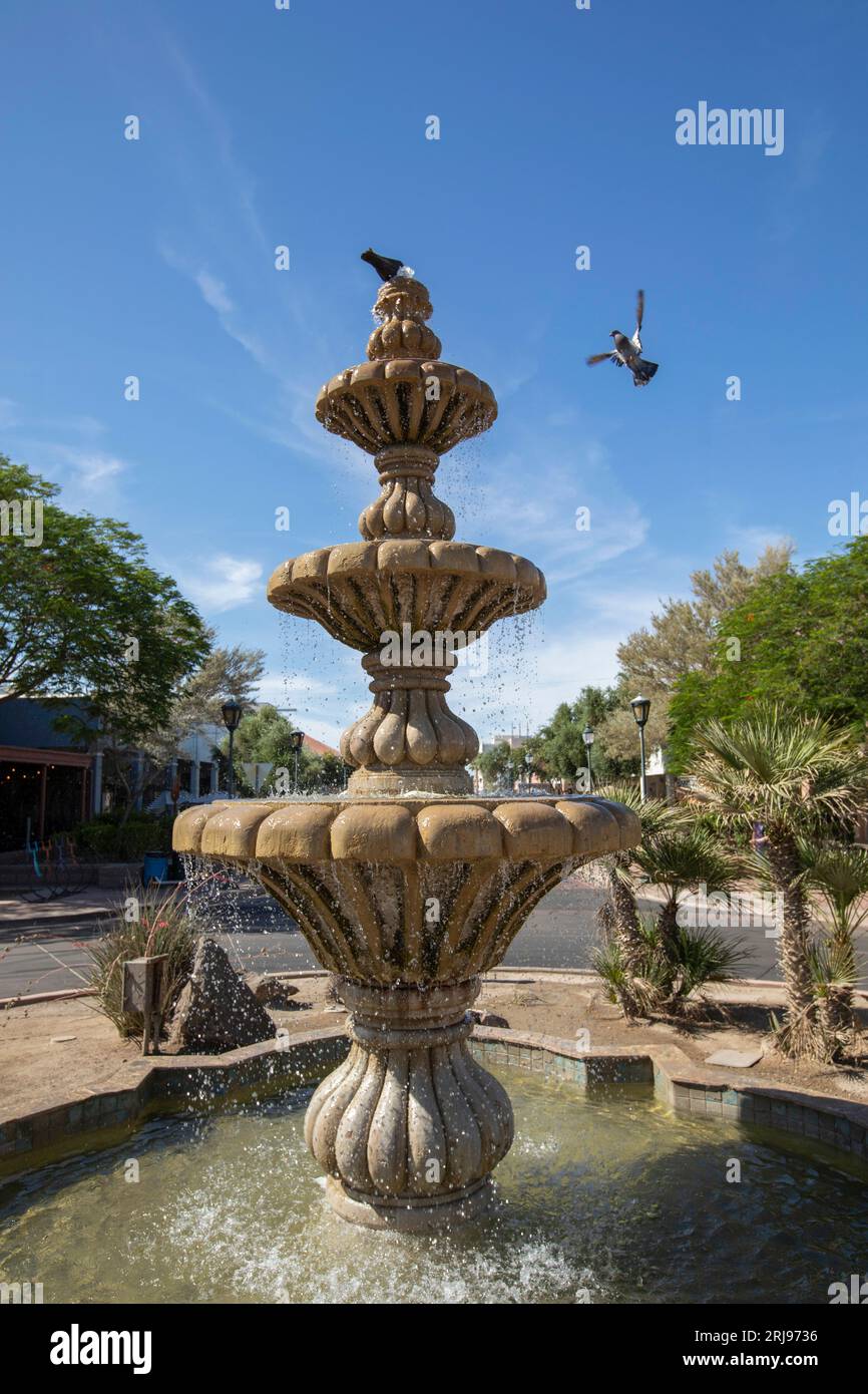 Yuma, Arizona, USA - 27 maggio 2022: Il sole del pomeriggio splende sulla storica fontana del centro di Yuma. Foto Stock