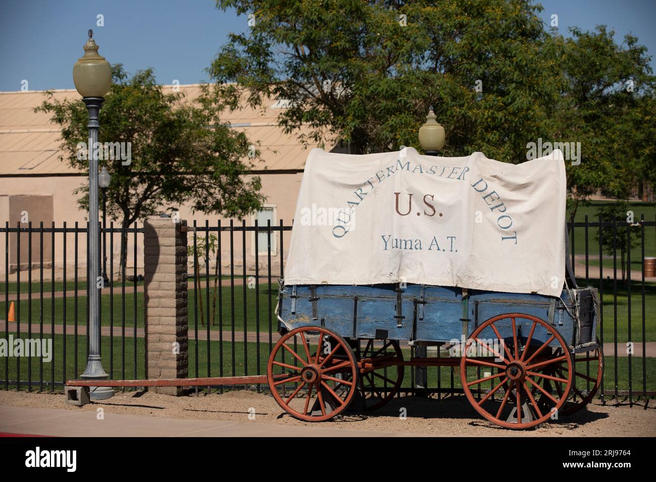 Yuma, Arizona, USA - 27 maggio 2022: Il sole del pomeriggio splende sul Quarter Master Depot Wagon al Colorado River State Historic Park nel centro di Yuma. Foto Stock