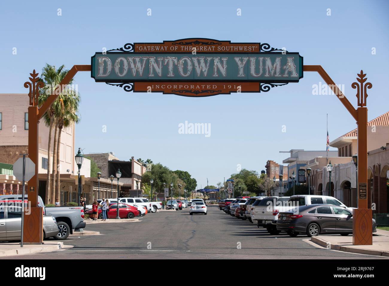 Yuma, Arizona, USA - 27 maggio 2022: Il sole del pomeriggio splende sullo storico cartello di benvenuto del centro di Yuma. Foto Stock