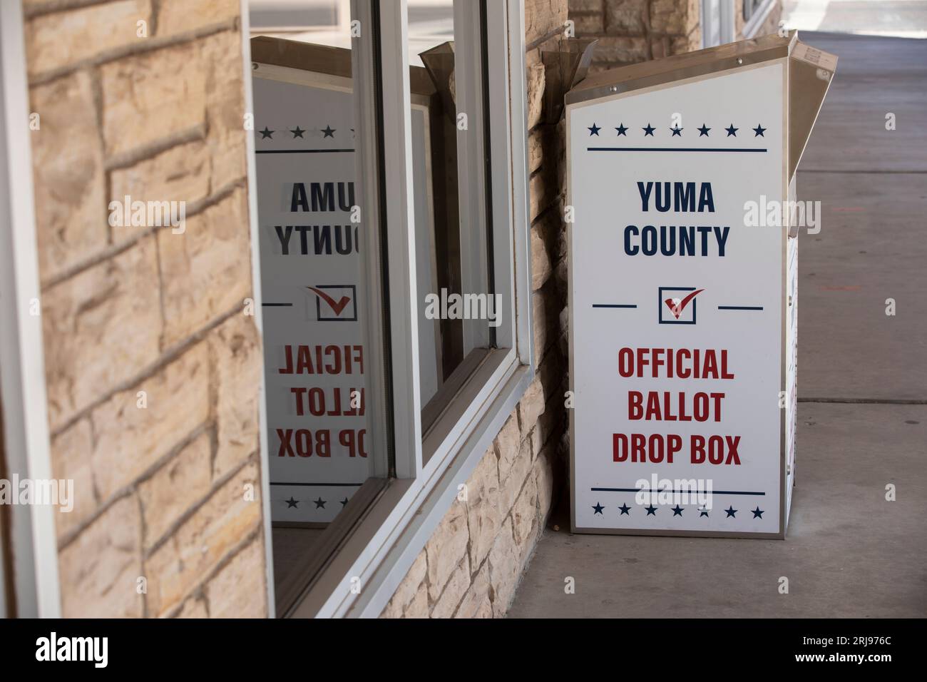 Yuma, Arizona, USA - 27 maggio 2022: Una cassetta di consegna ufficiale della contea di Yuma si trova su un marciapiede nel centro di Yuma. Foto Stock