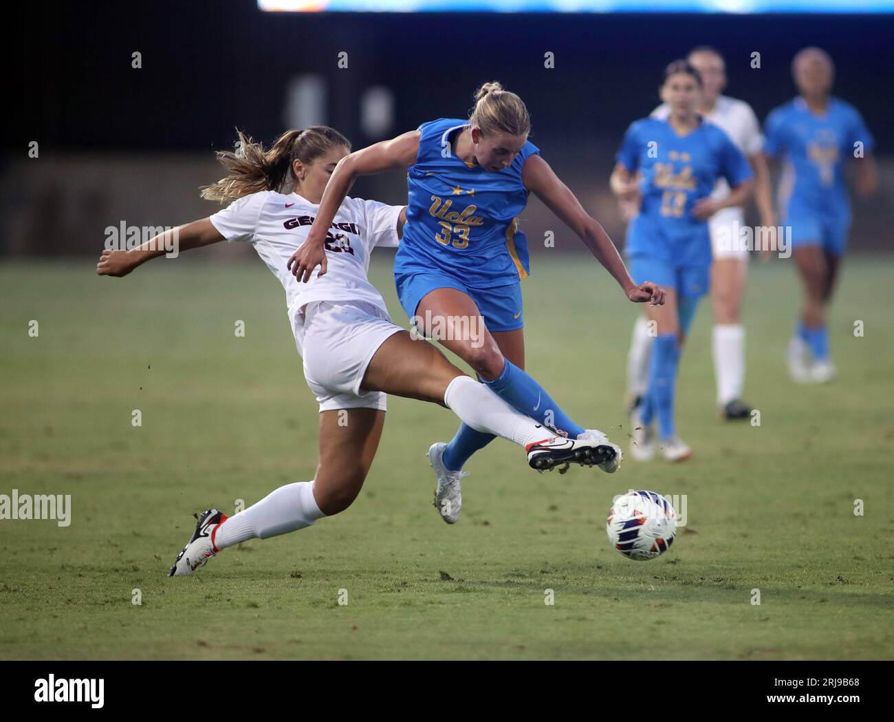 17 agosto 2023 - il difensore dei Georgia Bulldogs Cate Hardin #22 ferma l'attaccante degli UCLA Bruins Ally Cook #33 dall'avanzare durante una partita tra i Georgia Bulldogs e gli UCLA Bruins al Wallis Annenberg Stadium di Los Angeles, CA - Michael Sullivan/CSM (Credit Image: © Michael Sullivan/Cal Sport Media) Foto Stock